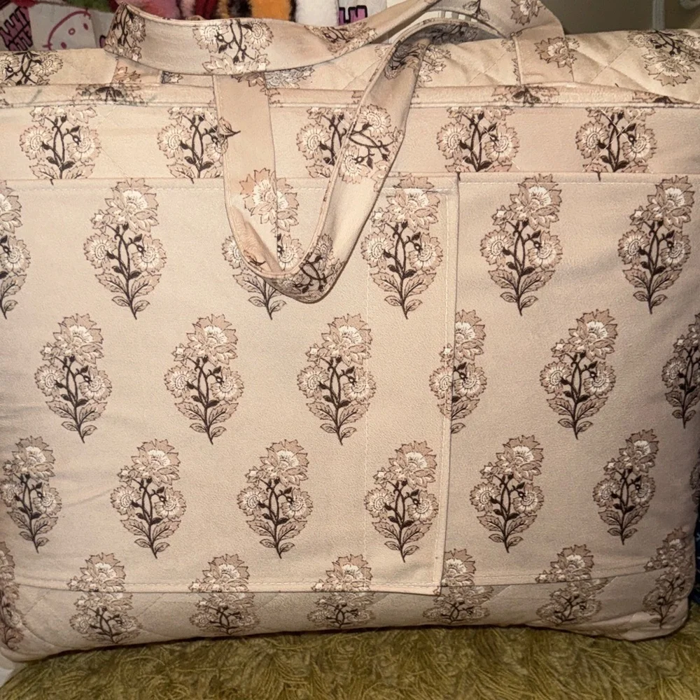 Member's Mark Velvet Quilt Set - Beige Floral